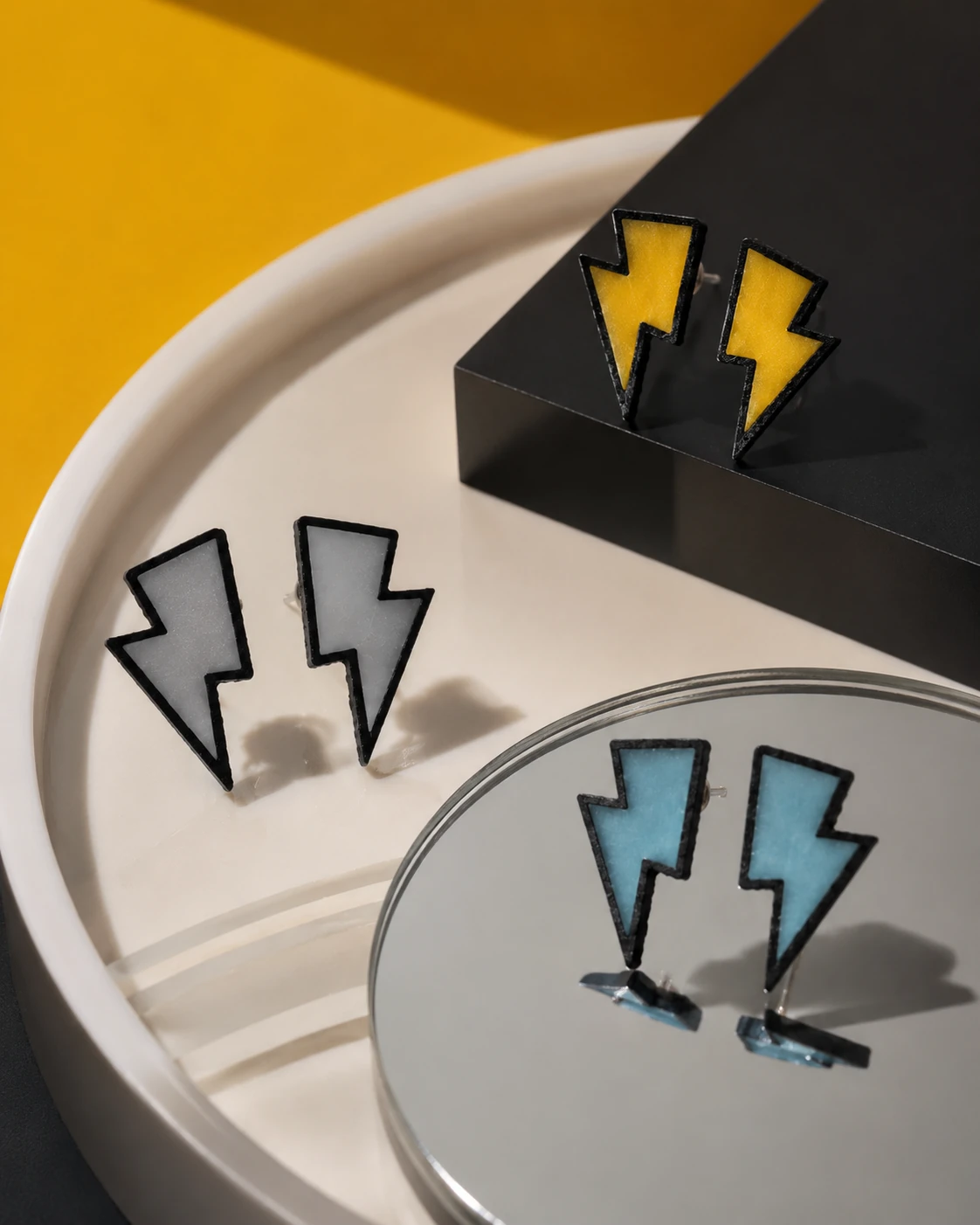 Pendientes Lightning sobre una bandeja